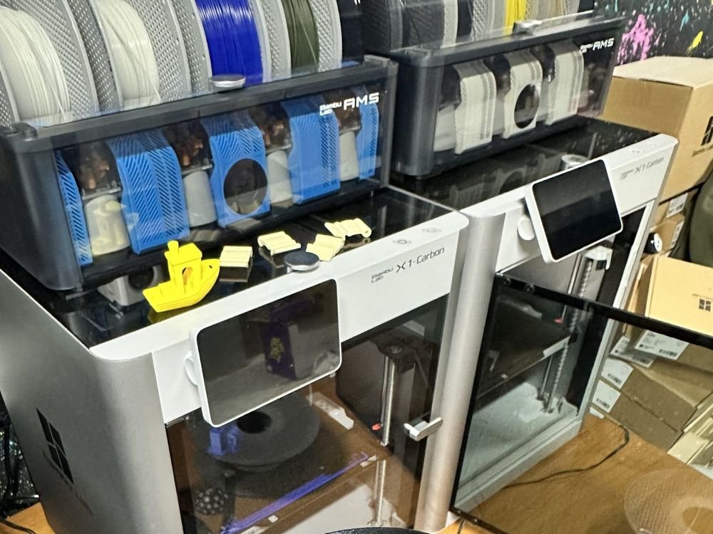 Două imprimante Bambu Lab X1 Carbon cu AMS, în atelierul Sanel Factory din Chitila