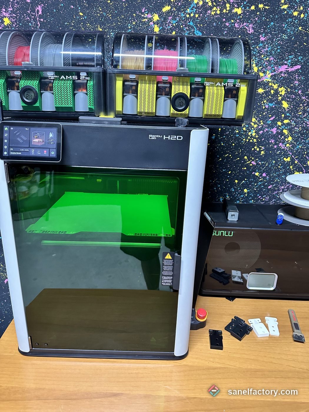 Imprimanta Bambu Lab H2D cu două unități AMS, în atelier