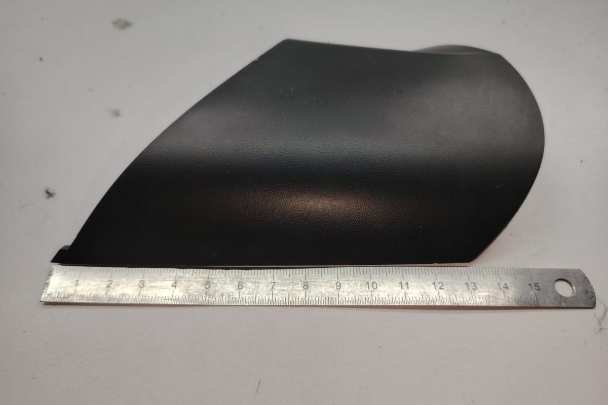 Capac inferior de oglindă Renault Laguna, printat 3D din ABS, lângă o riglă
