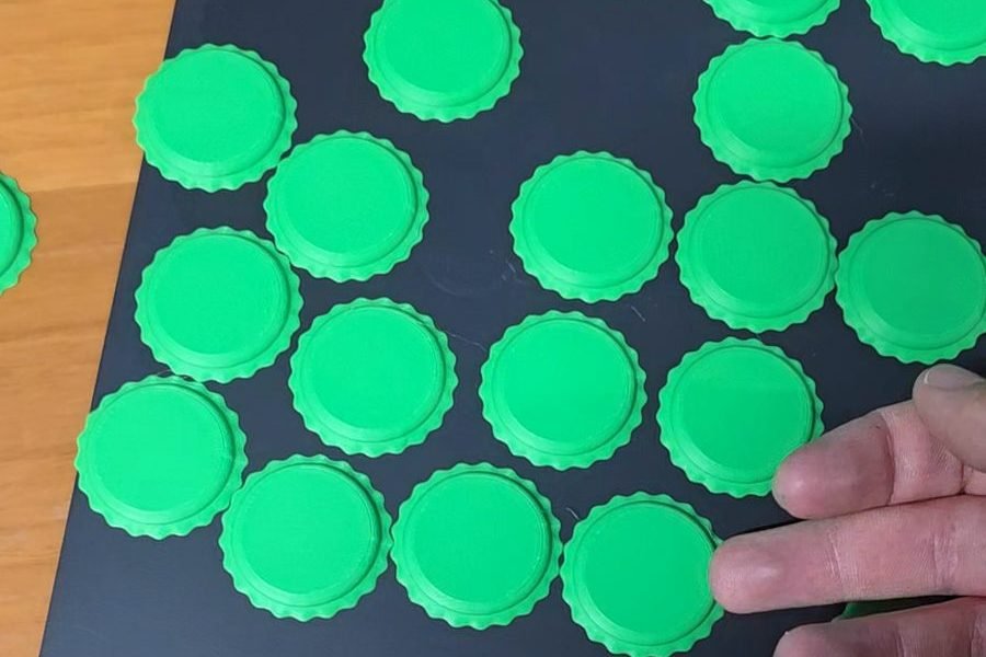 Jetoane verzi printate 3D, așezate pe masa imprimantei UV înainte de printare