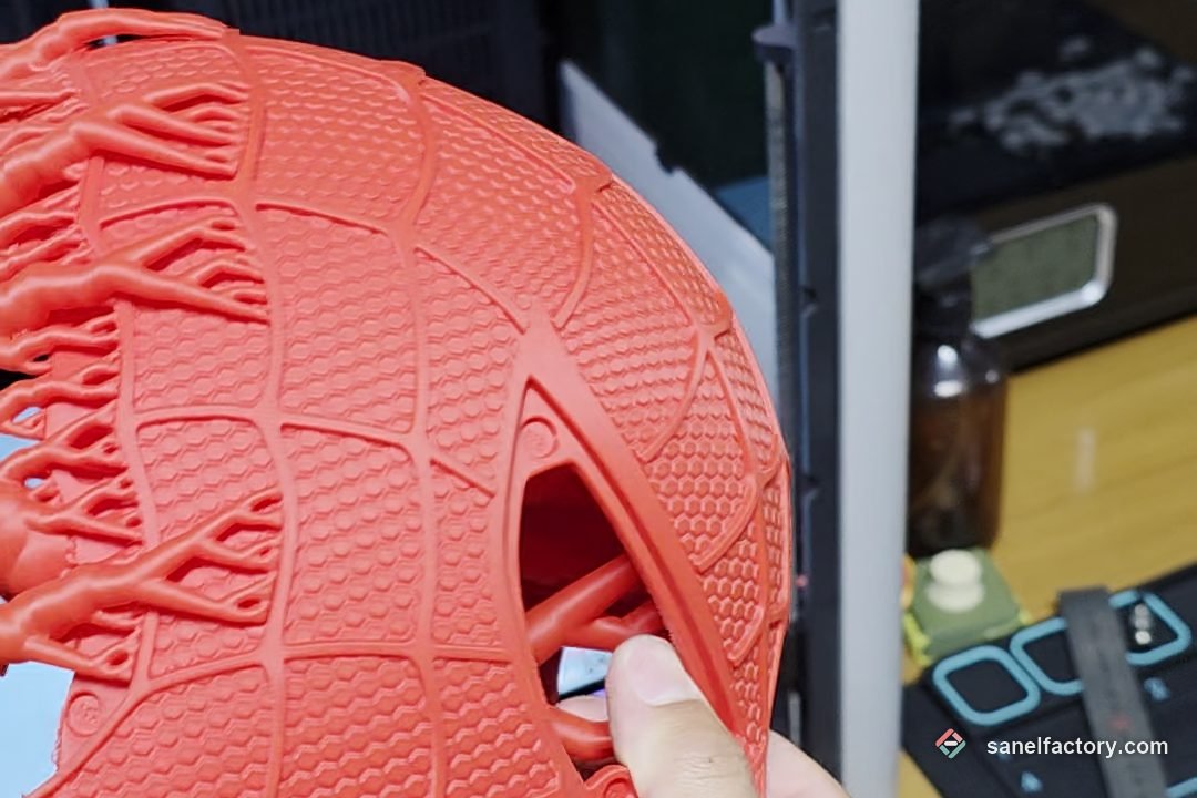 Mască Spider-Man printată 3D, cu suporturile încă pe ea — Sanel Factory