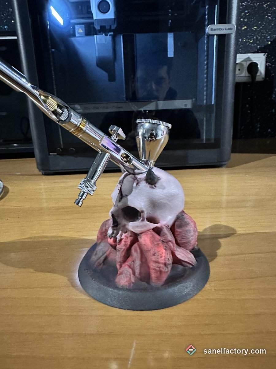 Craniu printat 3D vopsit cu aerograful