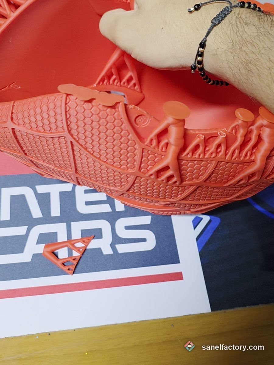 Mască Spider-Man printată 3D, cu suporturile de tip copac desprinse cu mâna
