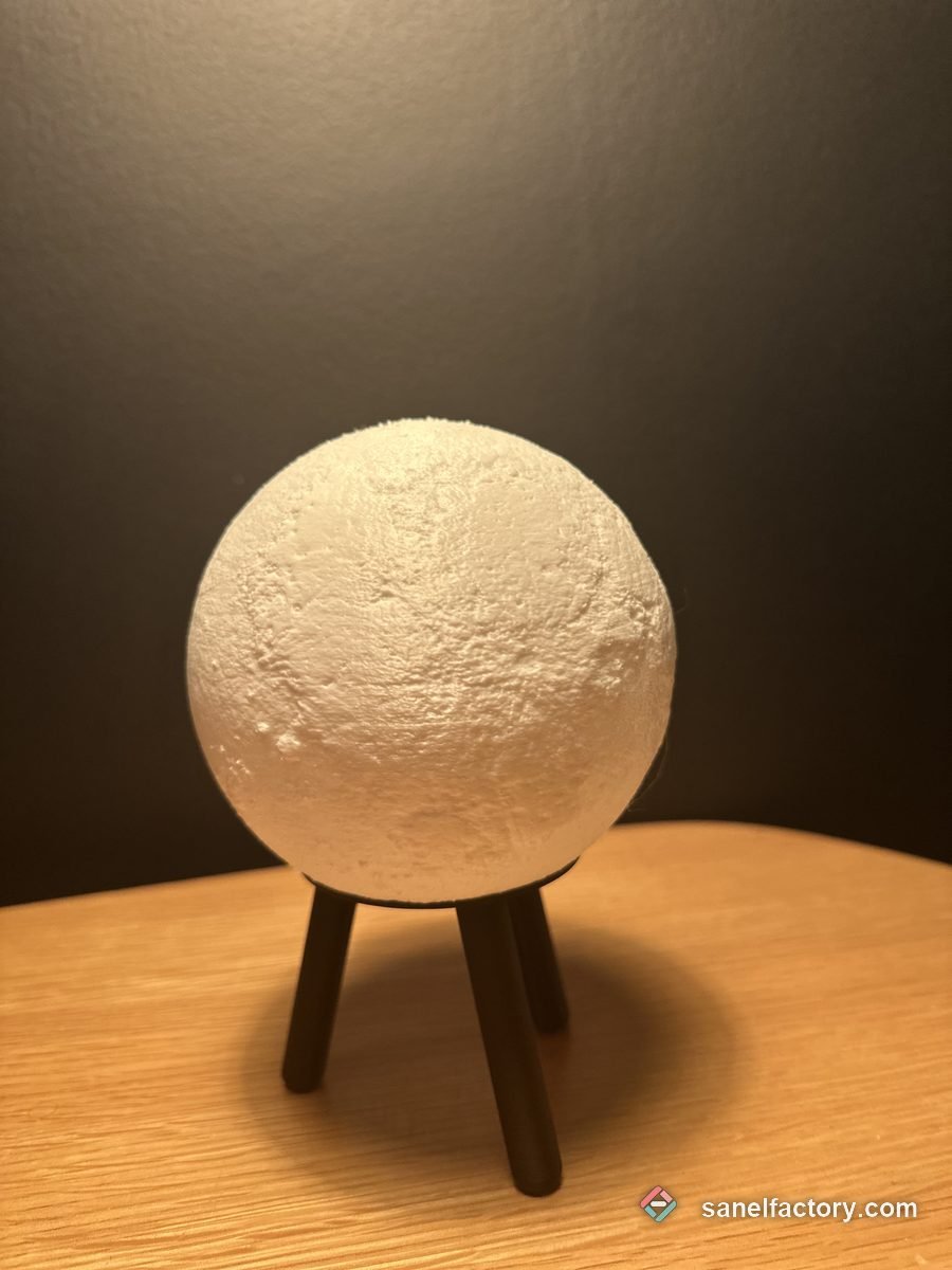 Lampă în formă de lună printată 3D