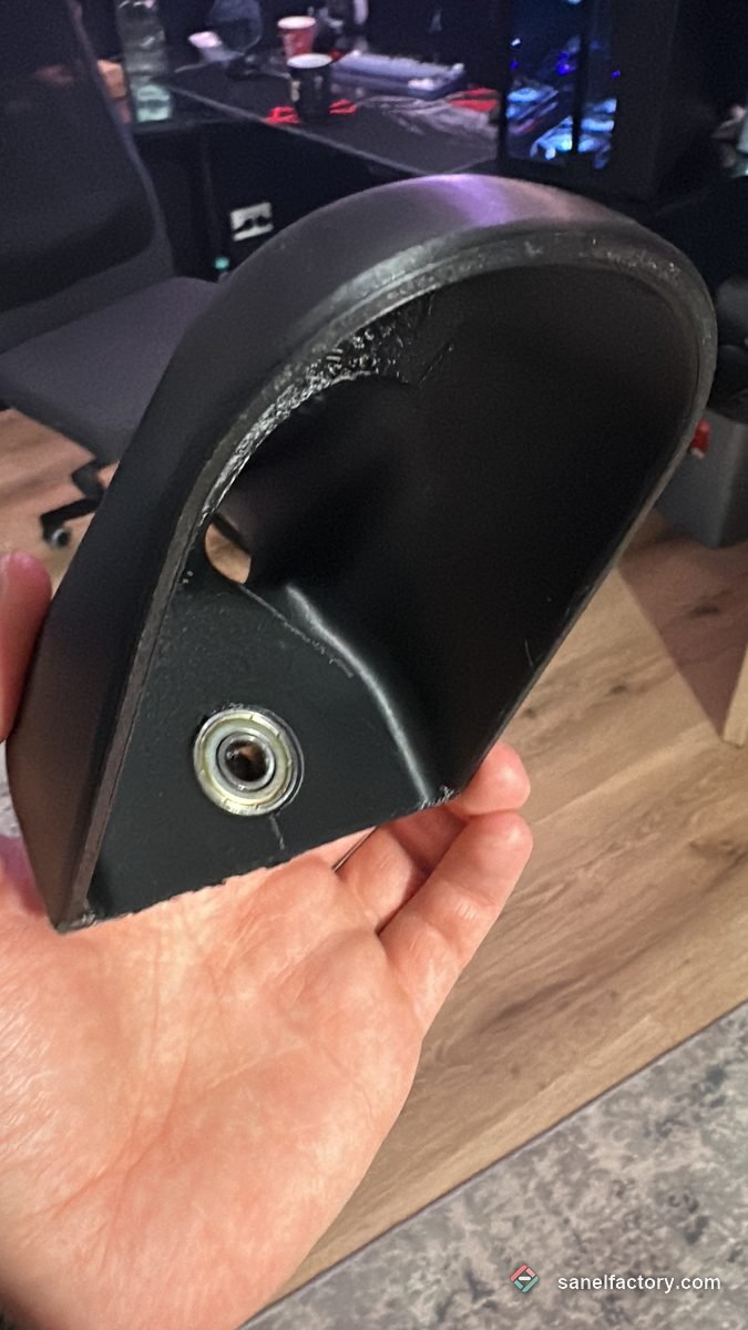 Piesă neagră printată 3D cu inserție metalică
