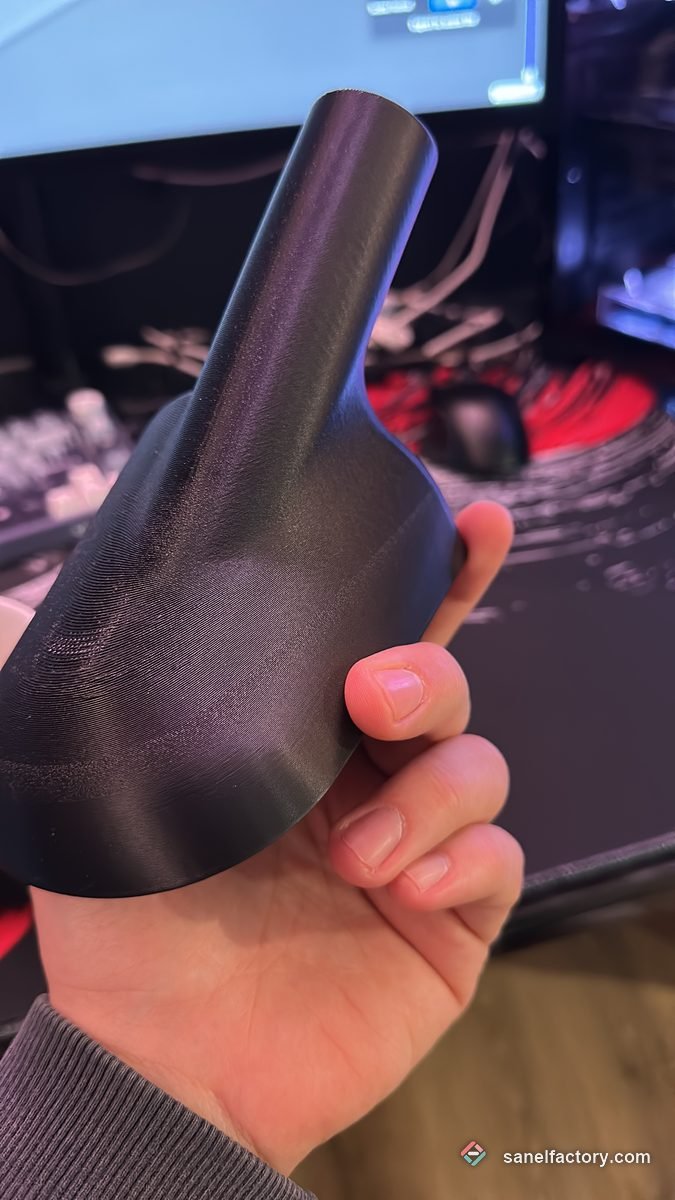 Piesă printată 3D ținută în mână