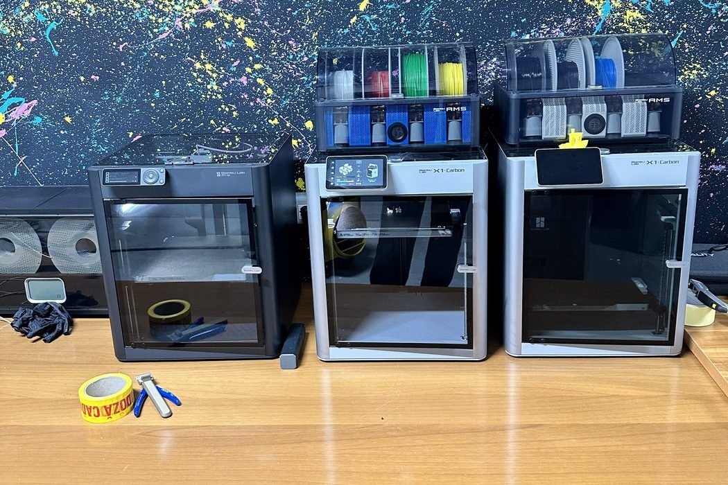 Imprimantele 3D Bambu Lab din atelierul Sanel Factory, cu rolele de filament deasupra