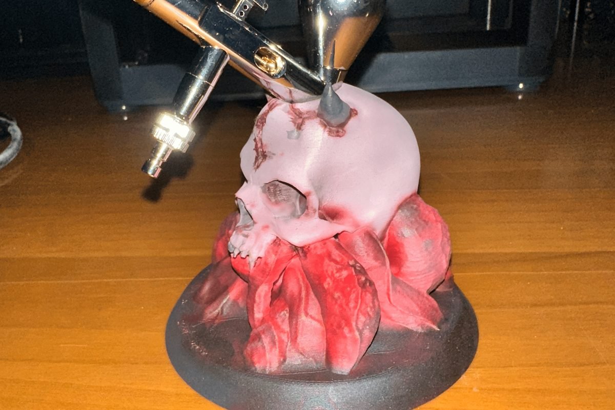 Suport airbrush printat 3D SLA pentru vopsirea figurinelor — Sanel Factory
