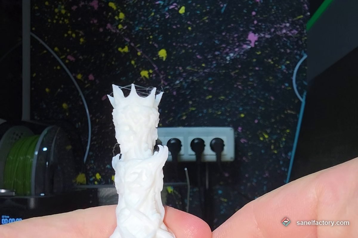Piesă printată 3D FDM cu suporturi tip copac, înainte de curățare