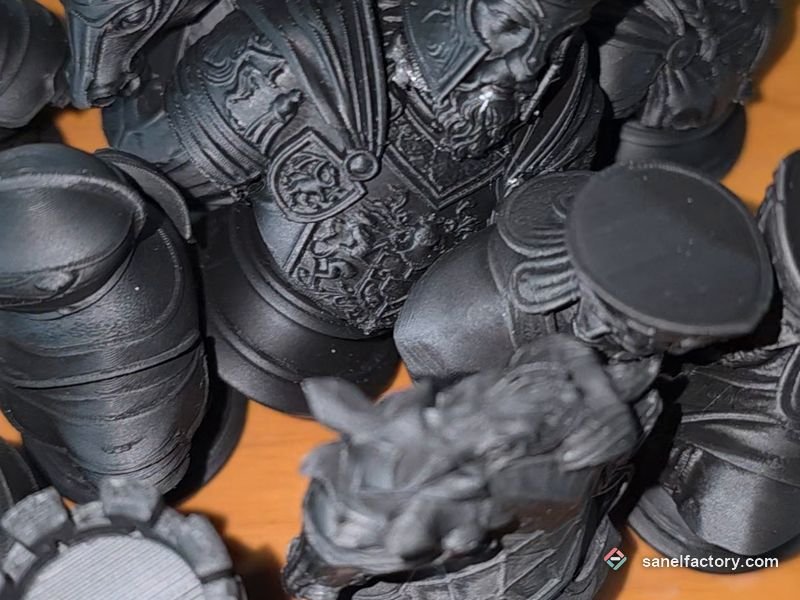 Busturi negre dintr-un set de șah printat 3D FDM