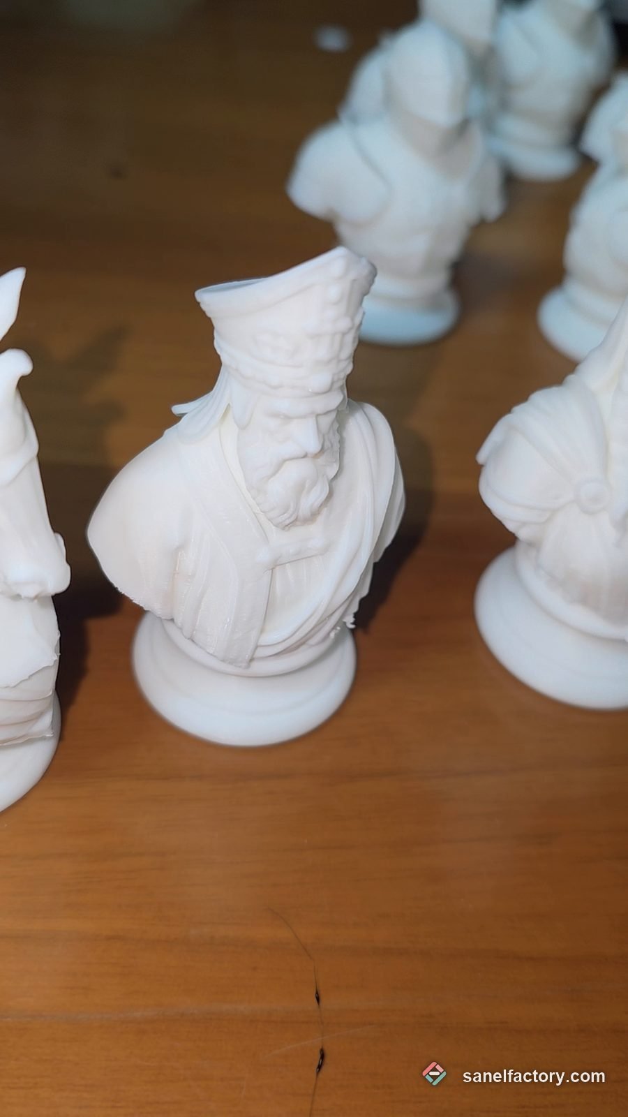 Busturi albe dintr-un set de șah printat 3D, după scoaterea suporturilor